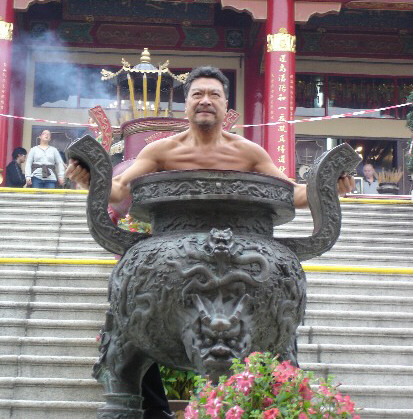 El Gran Maestro Victor Kan, a la edad de 66 años, en China. (2007)