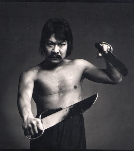 1978 - Los movimientos clásicos de los cuchillos mariposa, demostrados por Victor Kan